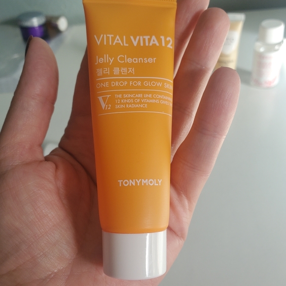 Daily Facial Care Products: Cleansers and Masks - Picture 7 of 9